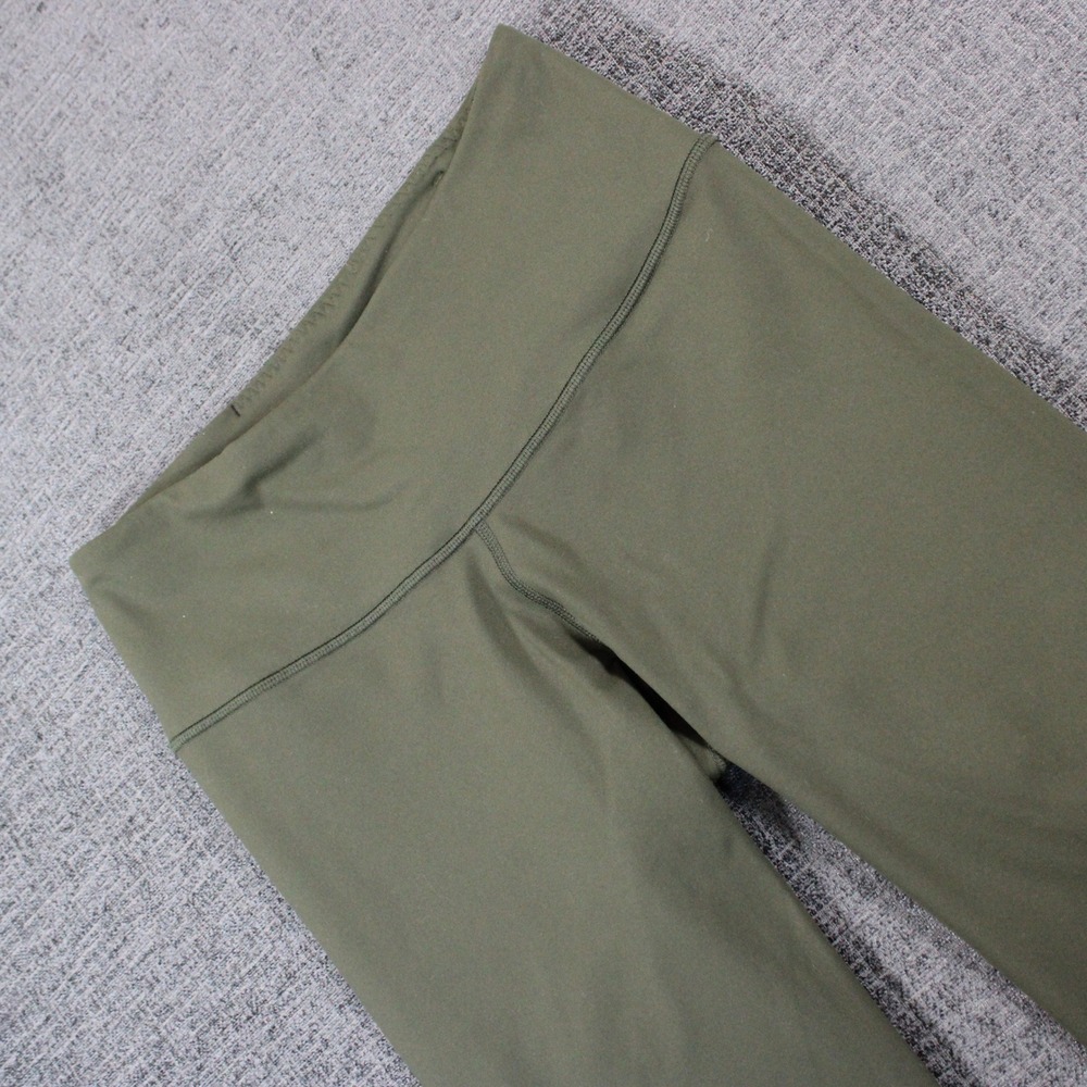 Victoria Sport Knockout Capri Mid Rise Yoga Pant Leggings